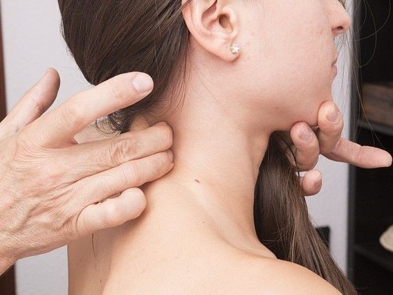 Een whiplash kan ernstige nekklachten veroorzaken.