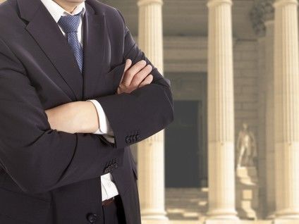 Je kunt schadevergoeding door een advocaat of letselschadejurist laten claimen.