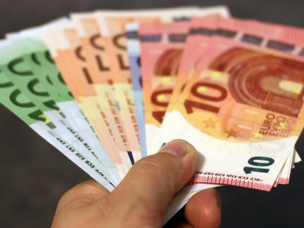 De materiële schadevergoeding bestaat uit de schadeposten die makkelijk in geld zijn uit te drukken.