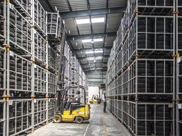 Je hebt recht op schadevergoeding na een bedrijfsongeval. Je werkgever moet de schade vergoeden. Ook als je bijvoorbeeld wordt aangereden door een collega op een heftruck.
